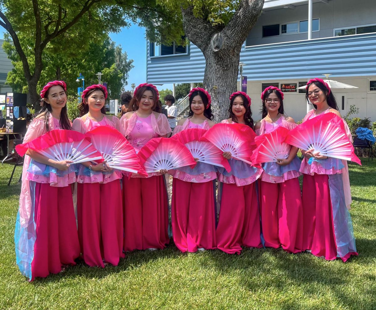 VSA fan dancers from left to right: Nhi Tran, Giang Do, Hoa Huynh, Tanya Nguyen, Ivy Thao Le, Vy Mai and Tina Pham.